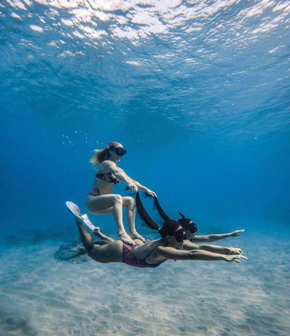 Imagende Chicas Jugando Bajo El Mar