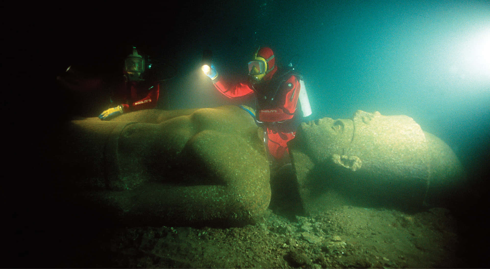 Underwater_ Exploration_of_ Sunken_ Statues Wallpaper