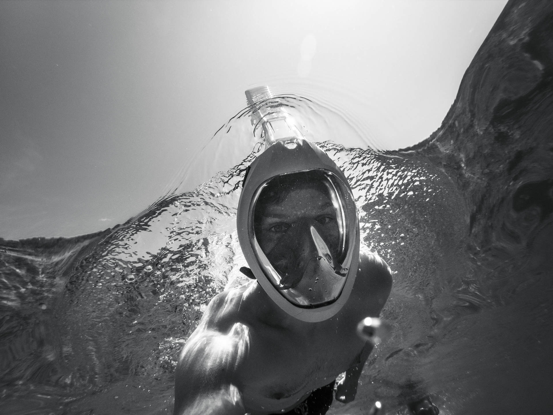 Dykning under vandet sort og hvid selfie Wallpaper