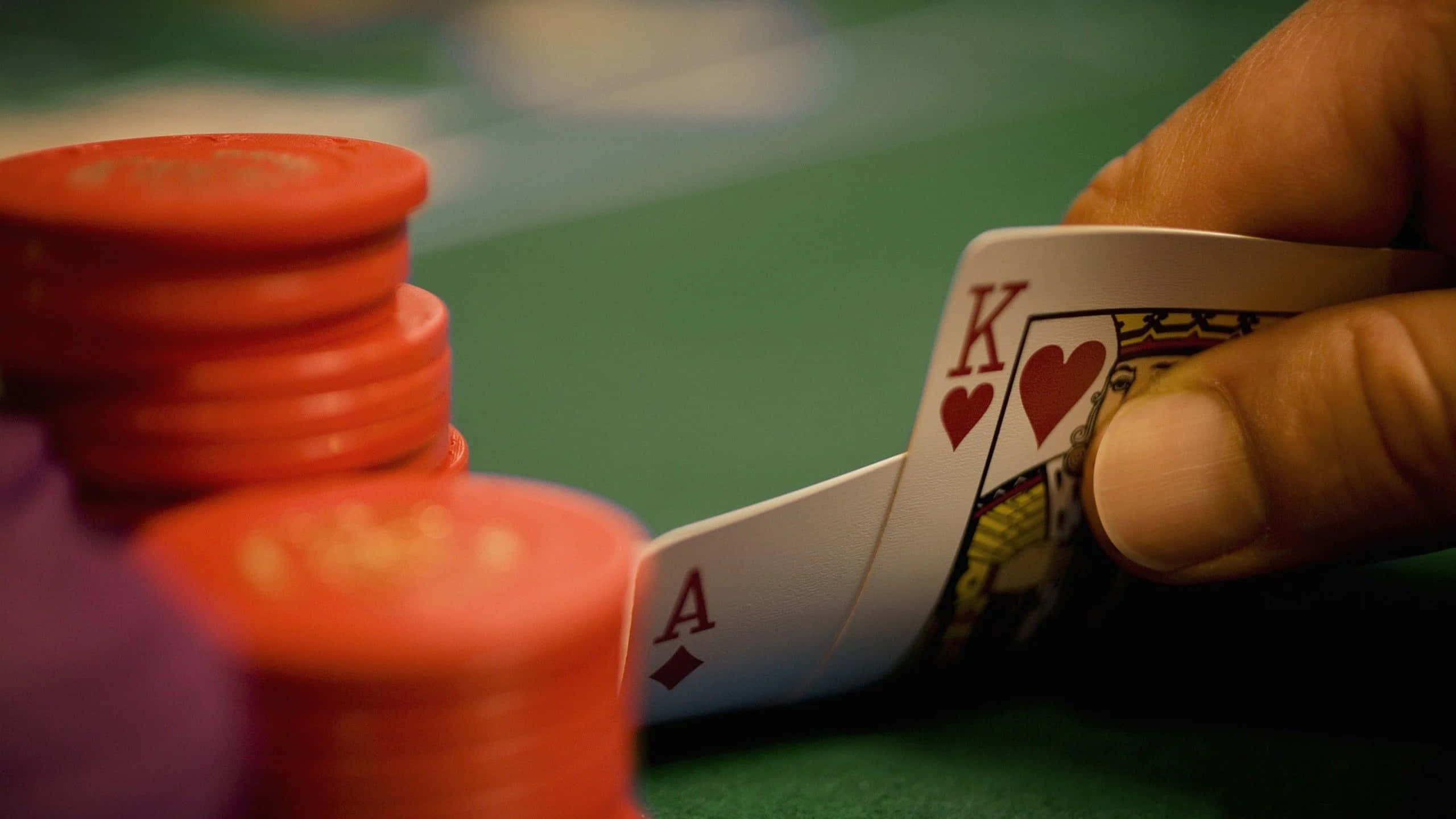 Unemozionante Gioco Di Poker Su Un Tavolo Lussuoso