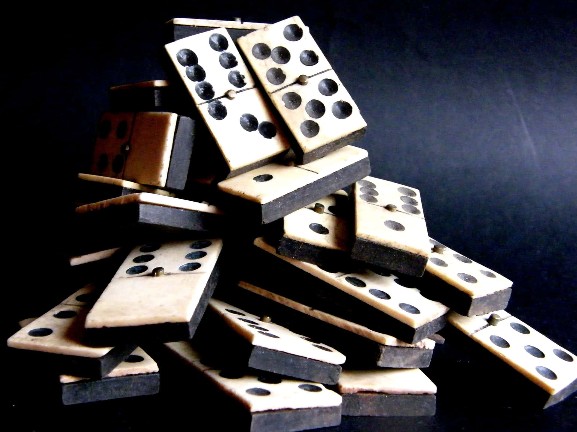 Ungruppo Di Tradizionali Tessere Del Domino Sparse Su Una Superficie Di Legno