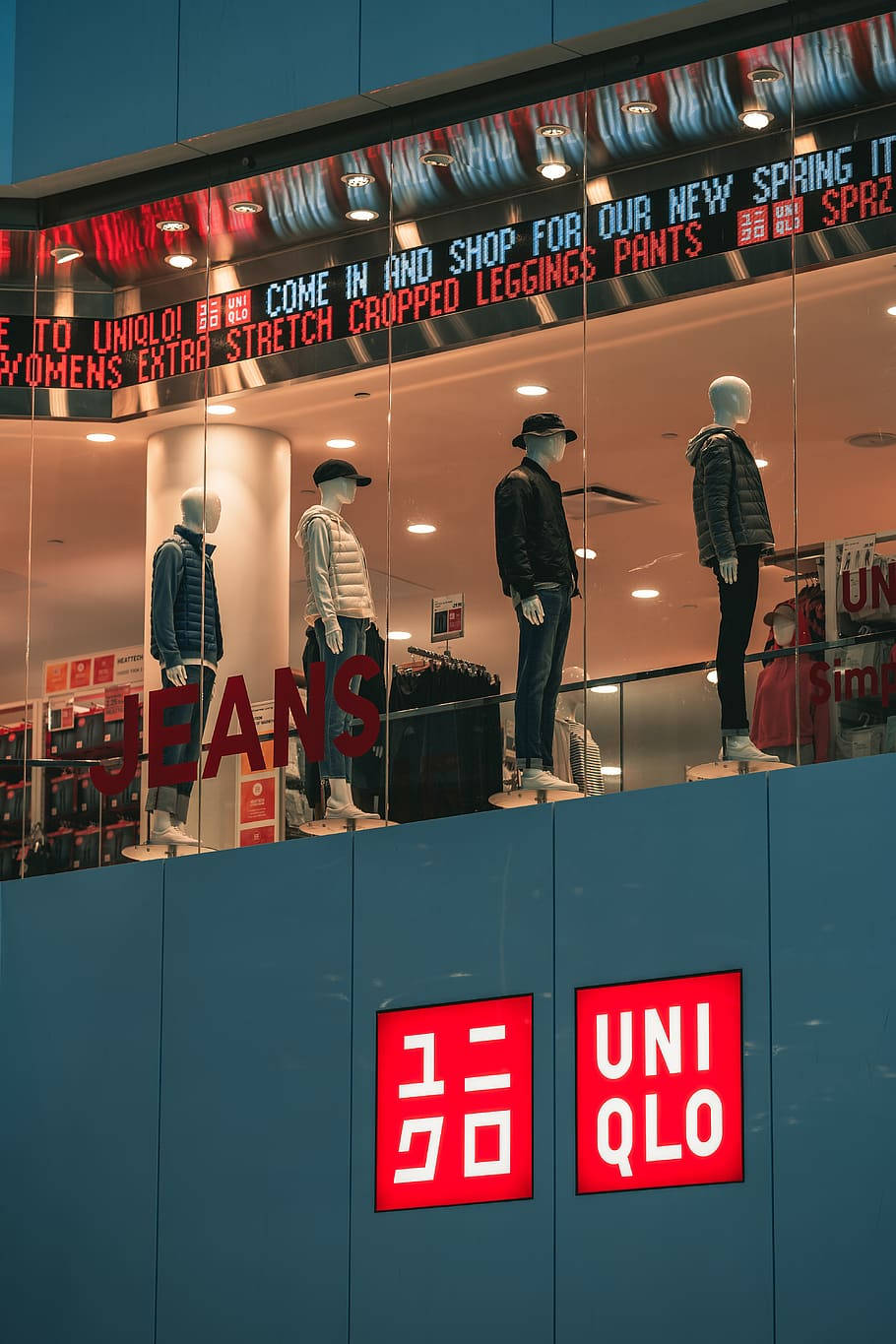 Uniqlo Mannequins On Glass Panel Wallpaper