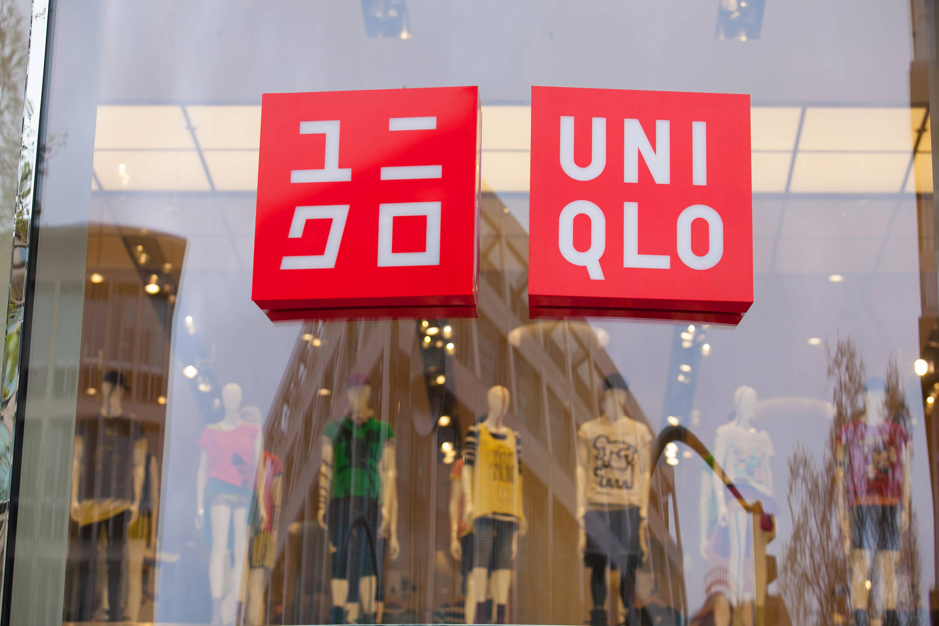 Uniqlo Red Logo Wallpaper