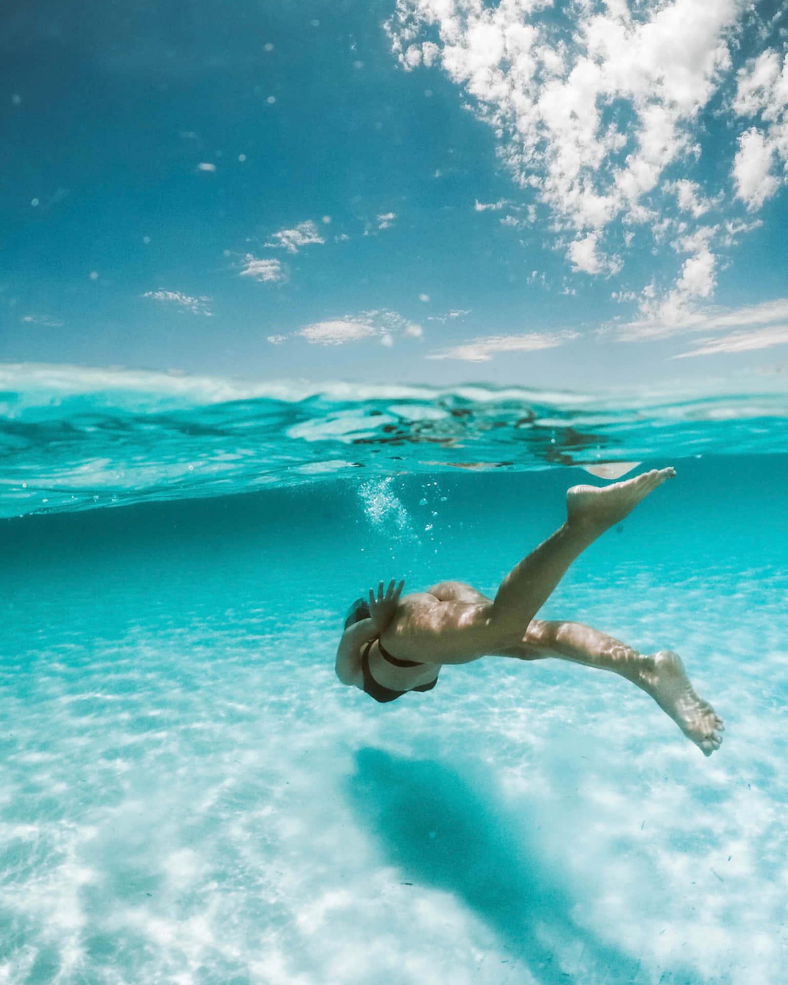 Einefrau Schwimmt Im Ozean.