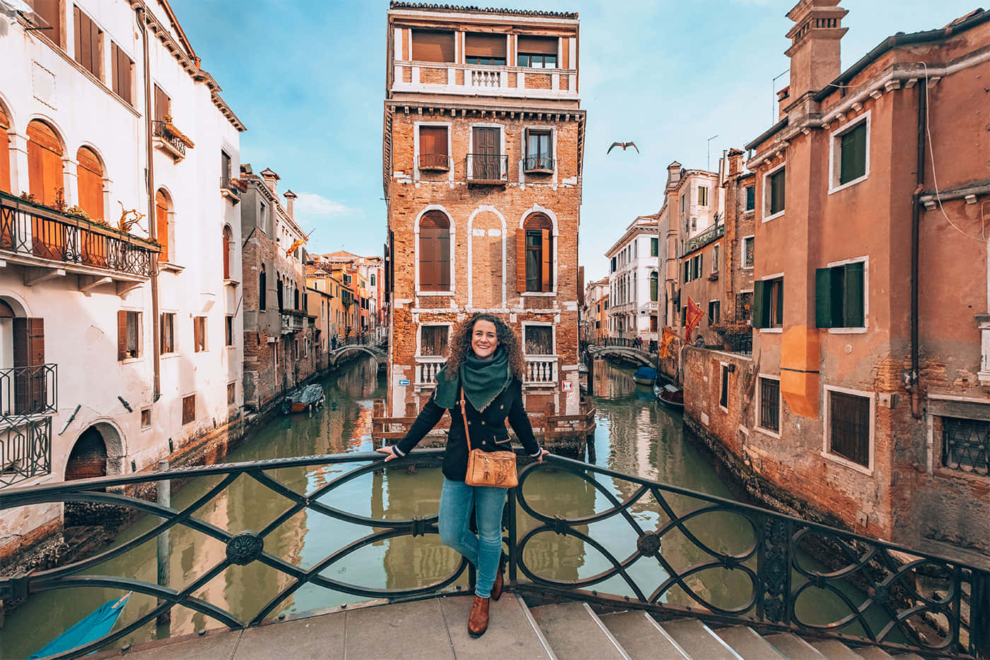 Enkvinde Stående På En Bro I Venedig