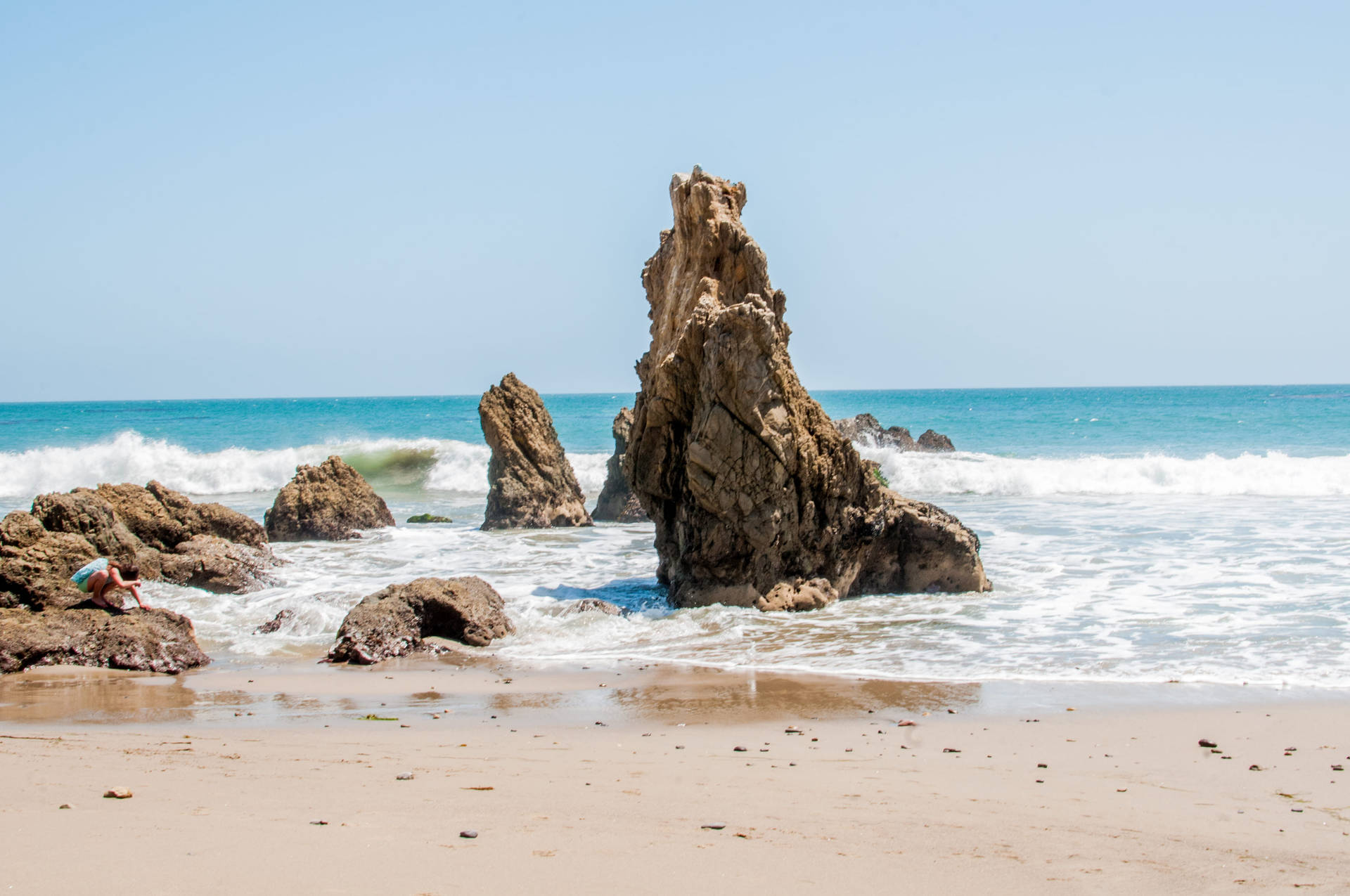 Formazioni Rocciose Uniche Sulla Spiaggia Di Malibu Sfondo