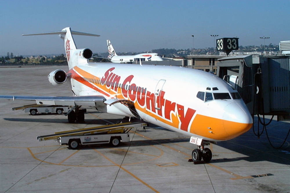 Unique Sun Country Boeing 727 At Tarmac Wallpaper