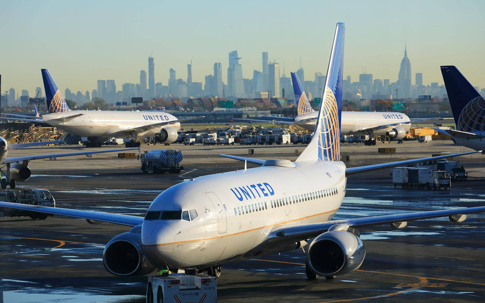 Aviónde United Airlines En El Aeropuerto Internacional De Newark Liberty. Fondo de pantalla