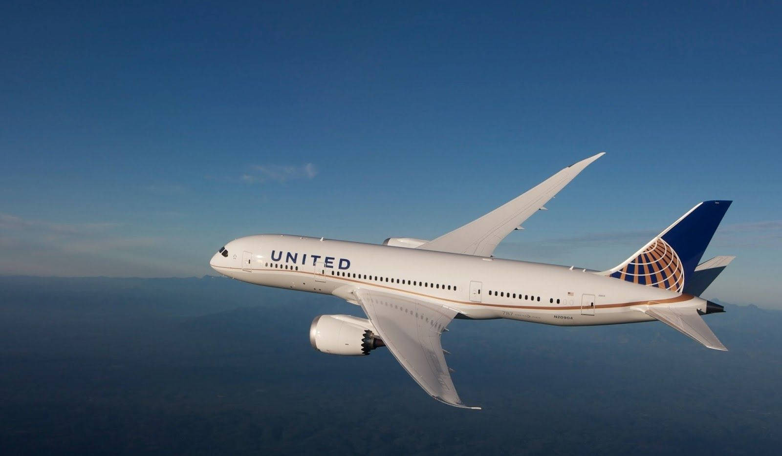 Aviónde United Volando En Un Cielo Azul. Fondo de pantalla