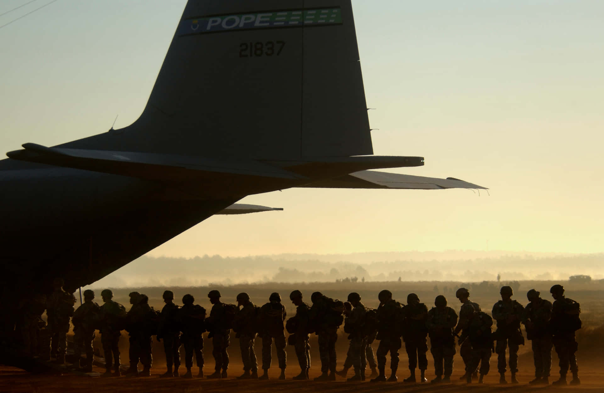 Astropas Do Exército Dos Estados Unidos Estão Prontas Para Defender Seu País Com Coragem E Valor No Campo De Batalha. Papel de Parede