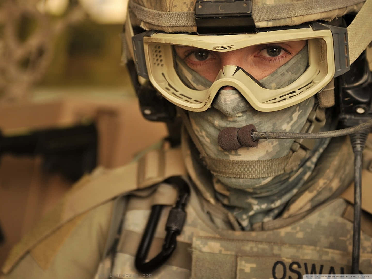 En soldat iført hjelm og briller Wallpaper