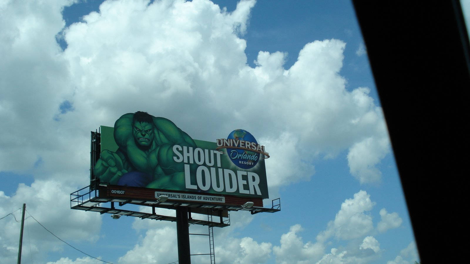 Universal Studios Billboard-Tapet: En cool tapet, der viser et Universal Studios-reklamesite. Wallpaper