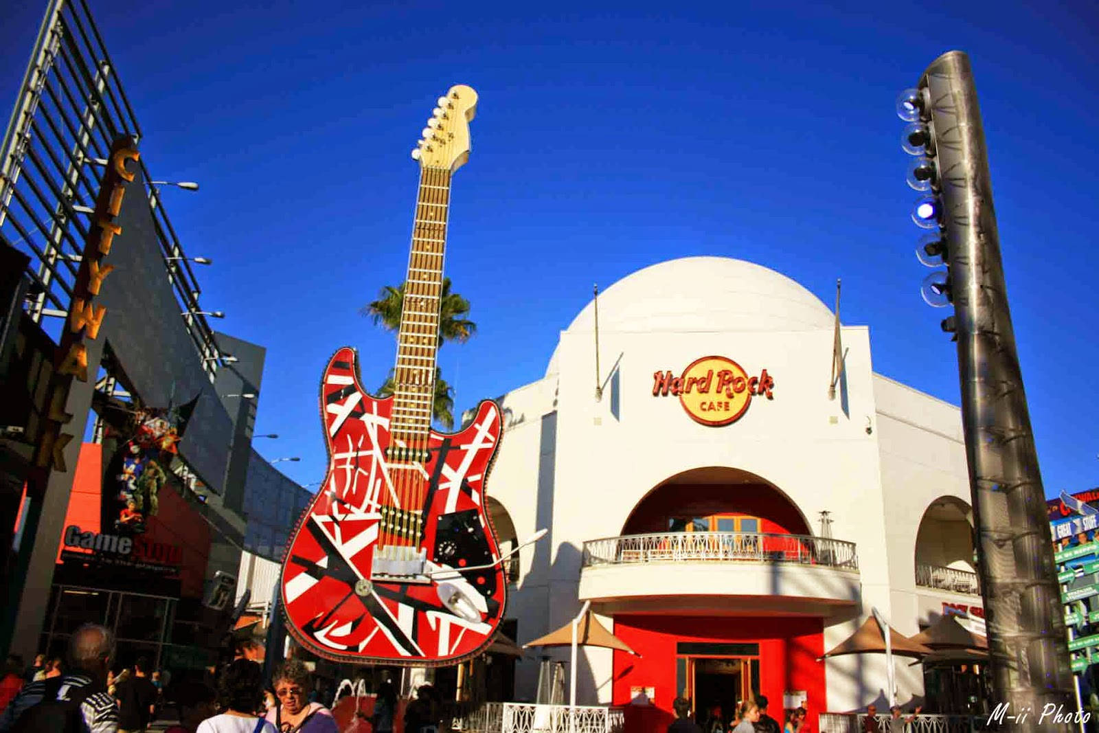 Fundode Tela Da Guitarra Gigante Dos Universal Studios. Papel de Parede