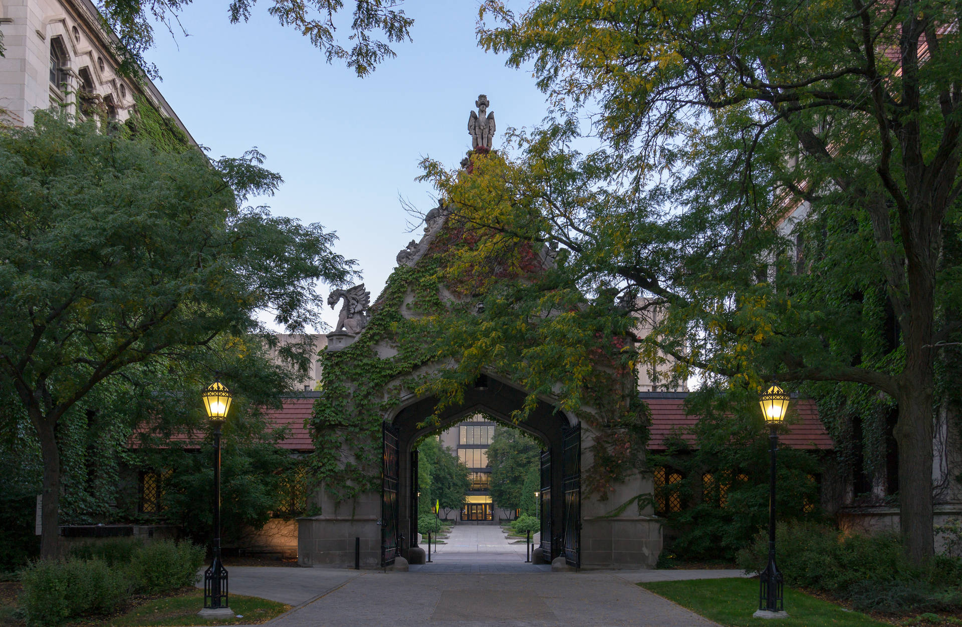 Stunning Archway View of the University of Chicago Wallpaper