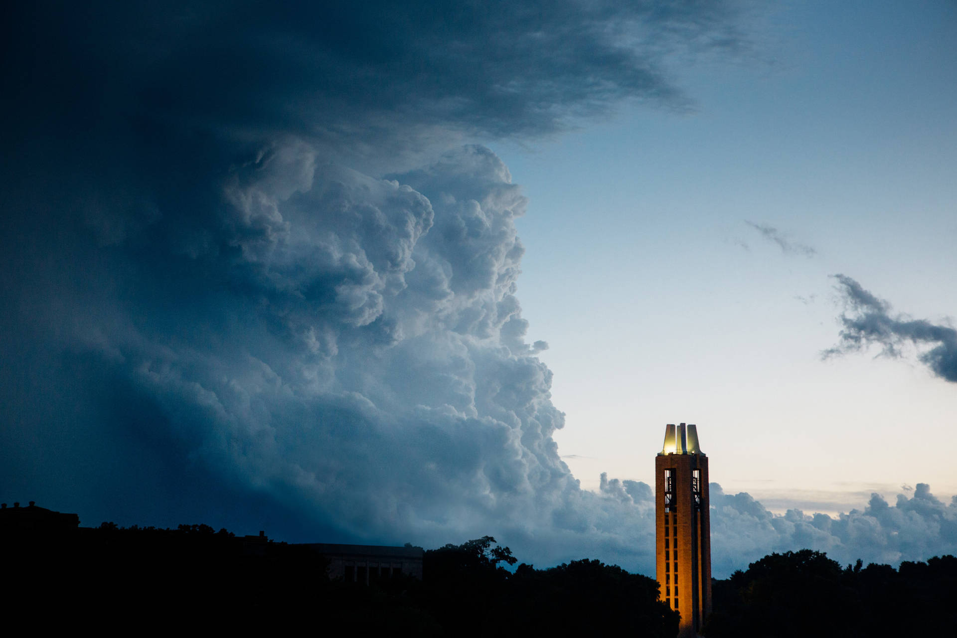 Universidadde Kansas, Campanario Bajo Nubes Oscuras Fondo de pantalla