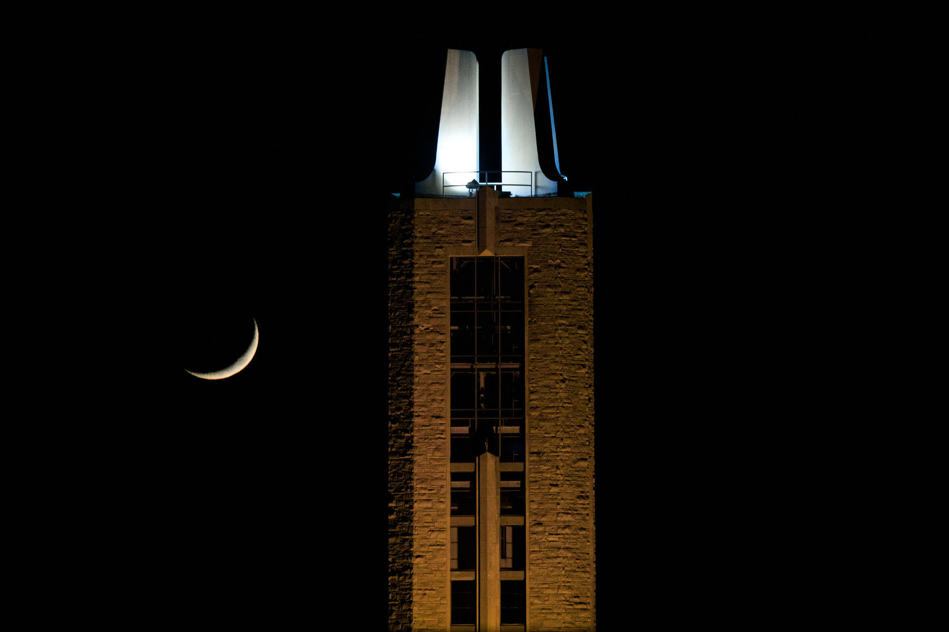 Campanariode La Universidad De Kansas Con La Luna Fondo de pantalla