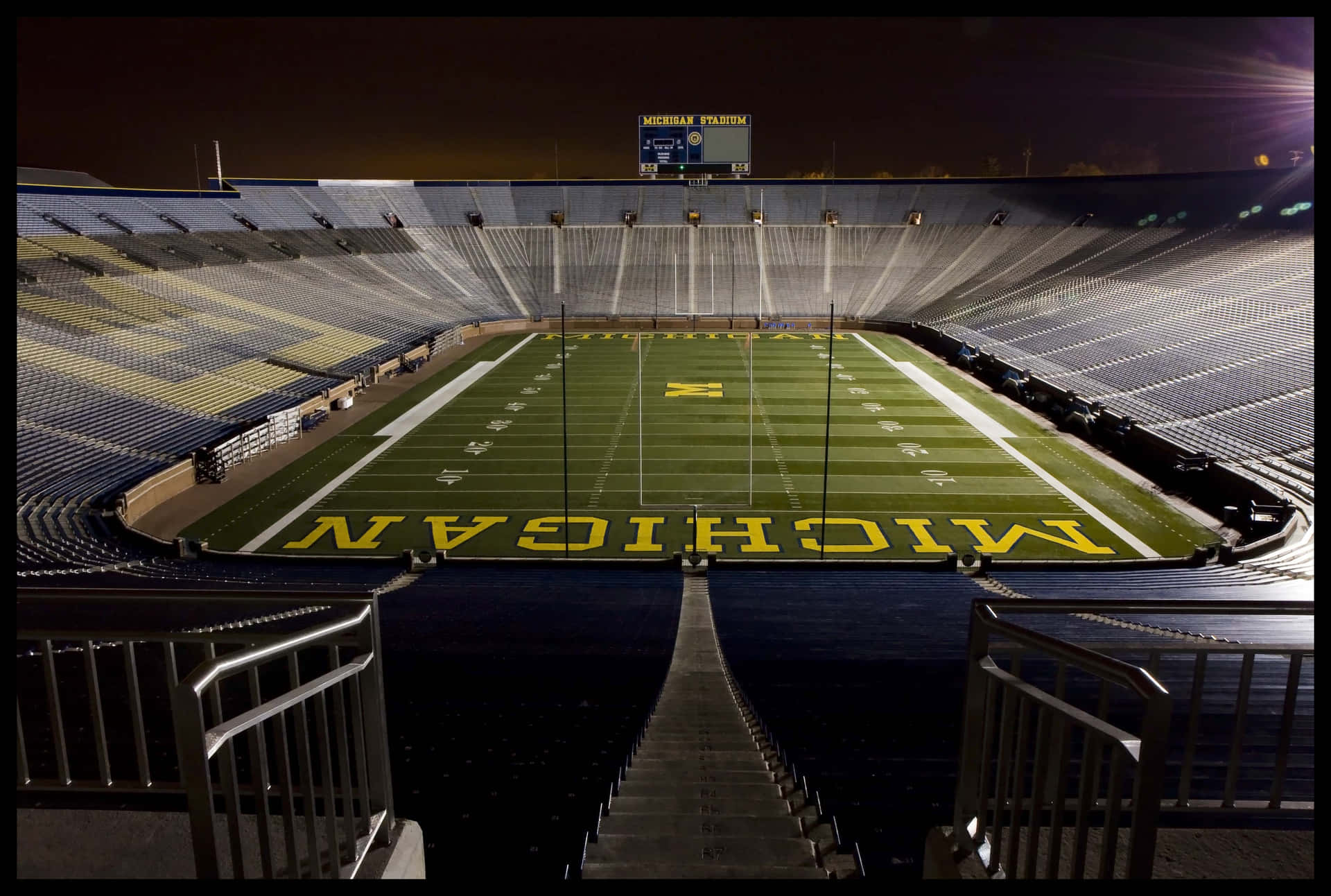 Estadiode Fútbol Americano De Los Michigan Wolverines Durante La Noche. Fondo de pantalla
