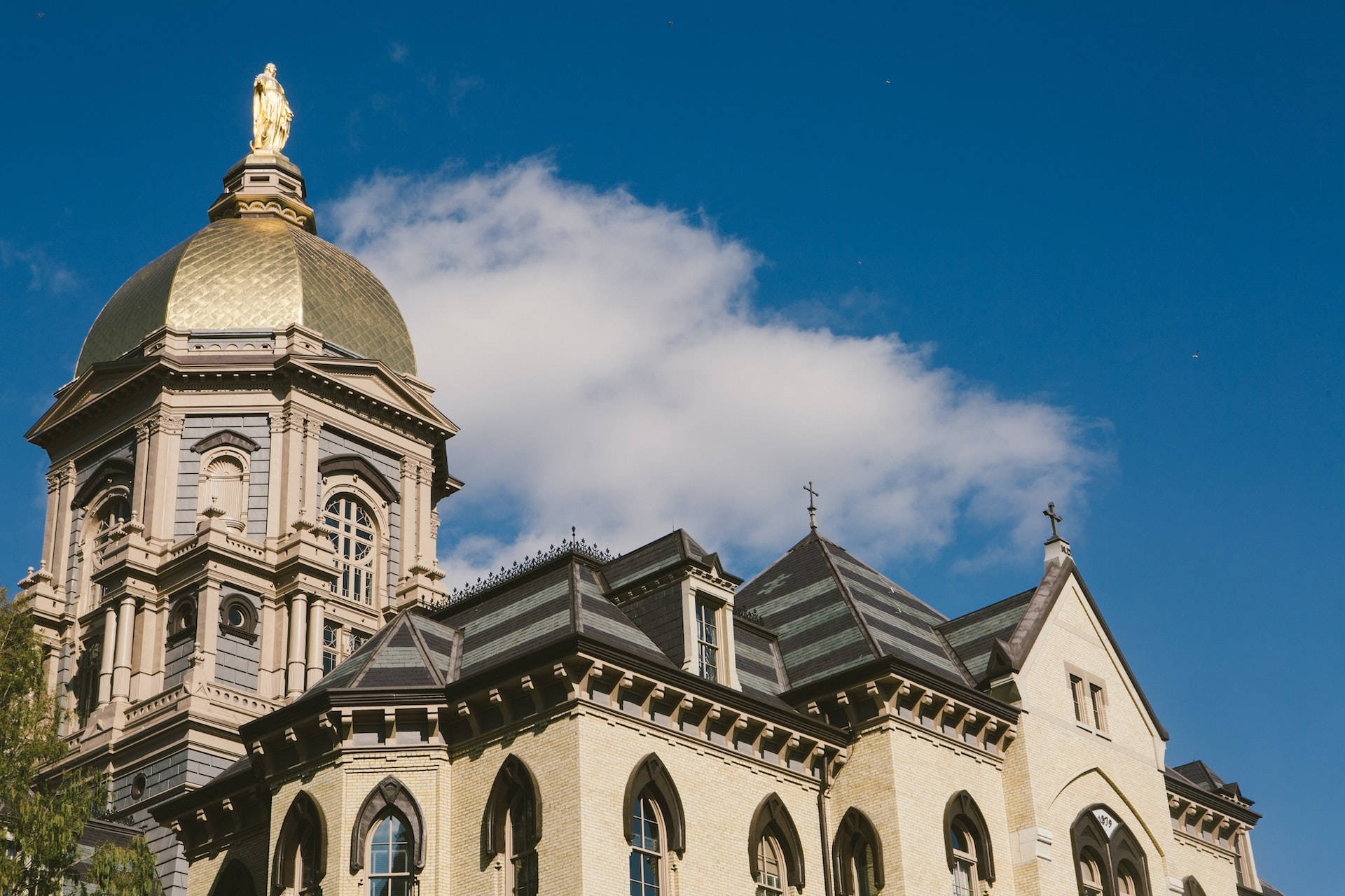 University Of Notre Dame Building With Dome Wallpaper