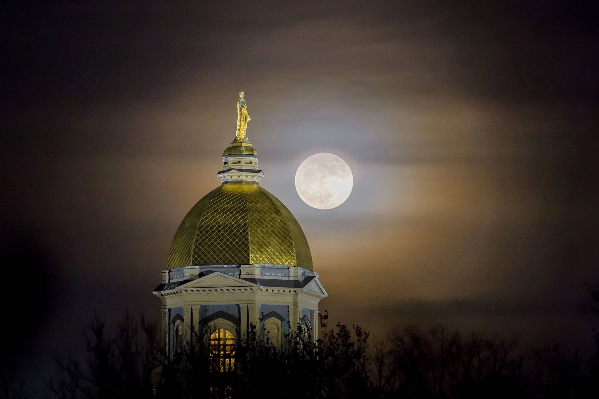 litClouds: Universitetet for Notre Dame Golden Dome med Månelyste Skyer Wallpaper
