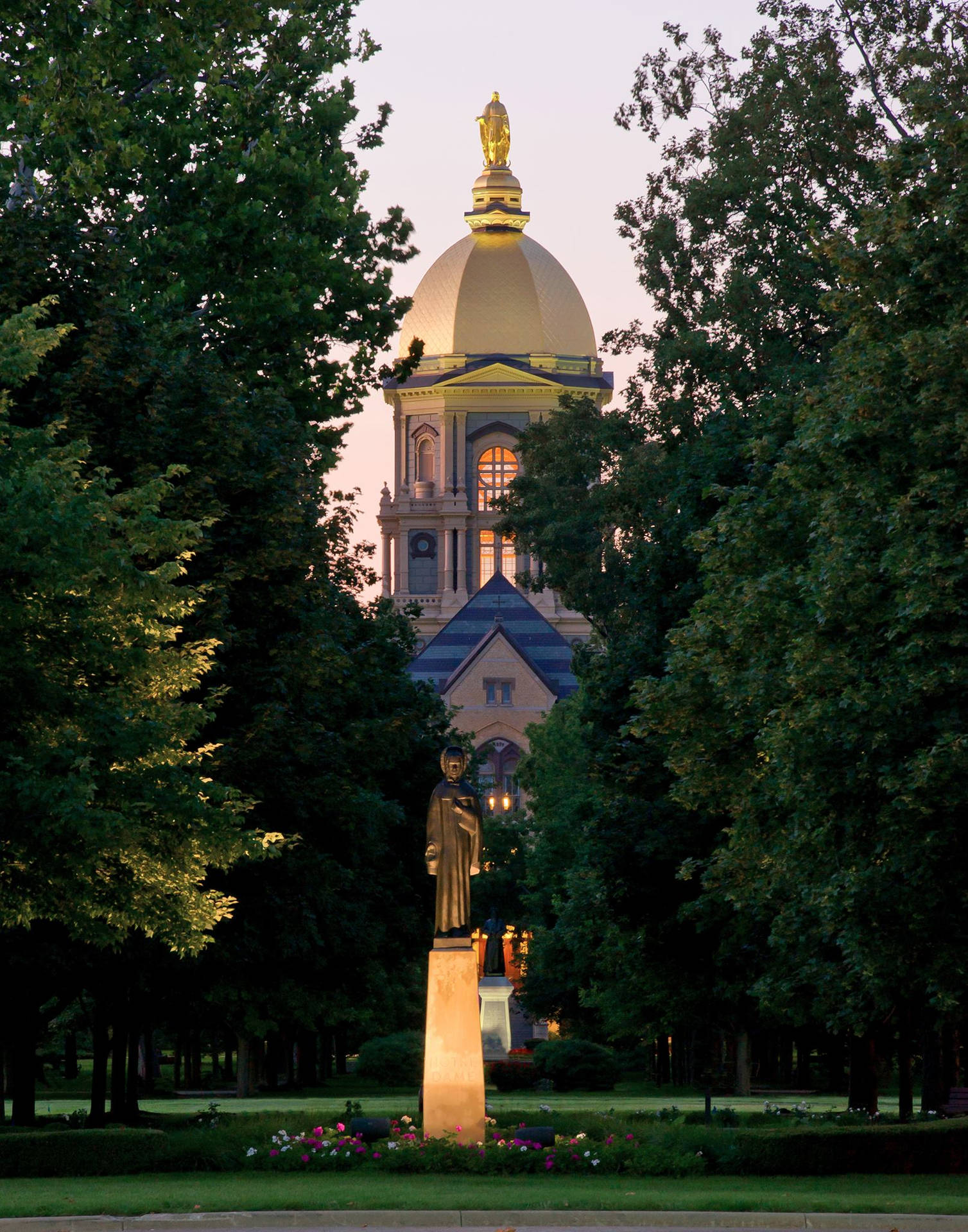 Estatuade La Universidad De Notre Dame Bajo La Cúpula. Fondo de pantalla