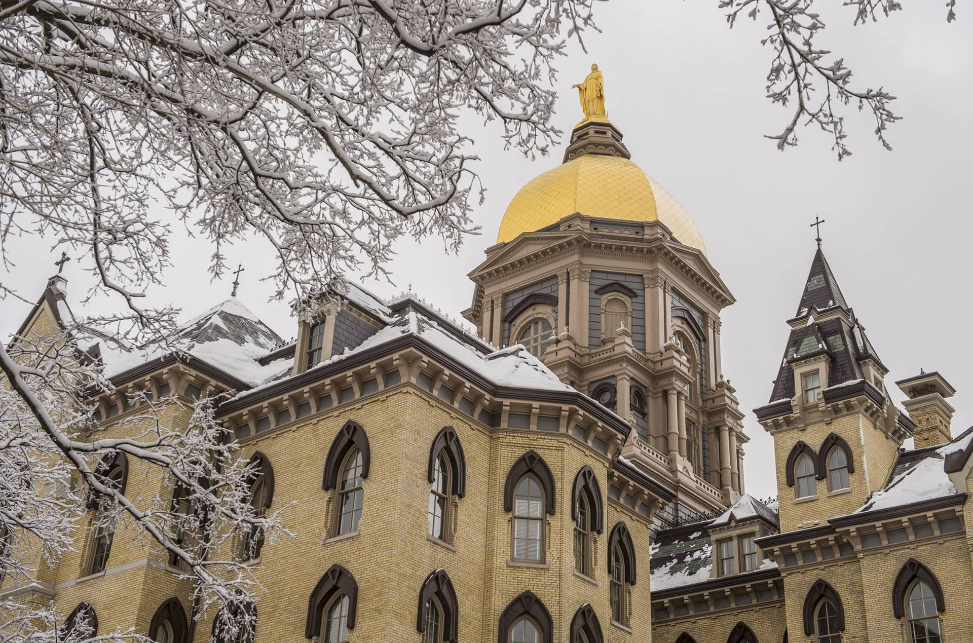 Universidadde Notre Dame Con Nieve. Fondo de pantalla