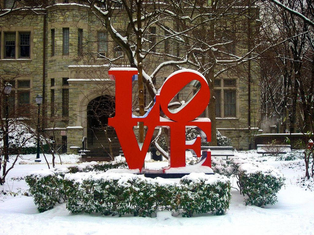 Universidadde Pennsylvania, Vista Frontal De La Estatua Del Amor. Fondo de pantalla