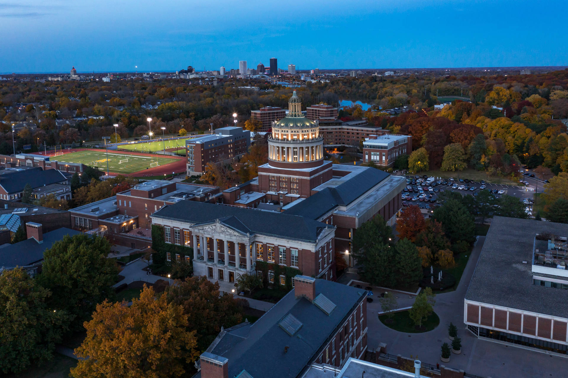 Universitàdi Rochester, Immagine Aerea Notturna Del Campus Sfondo