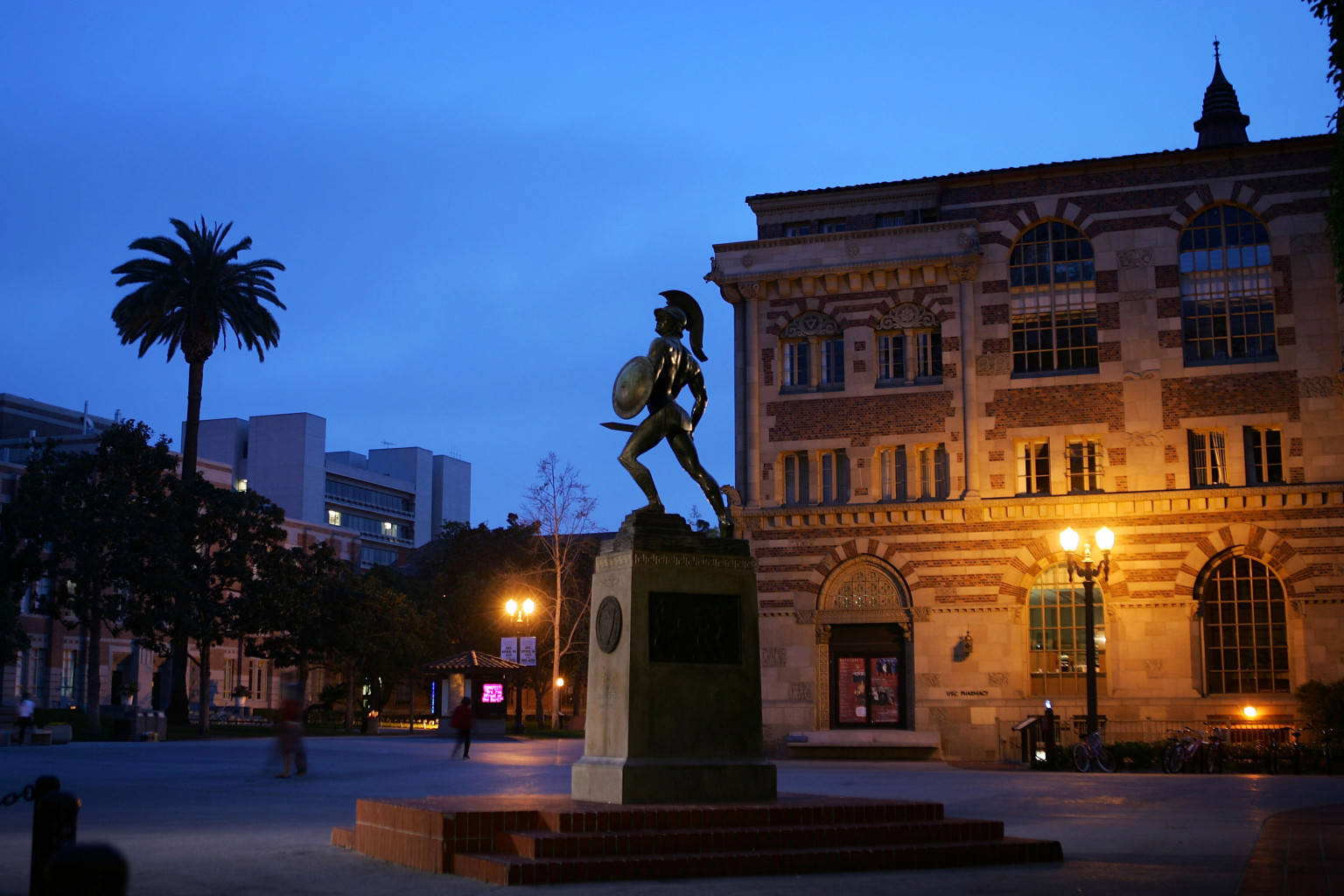 Statuadi Tommy Trojan Presso L'università Della California Del Sud Sfondo