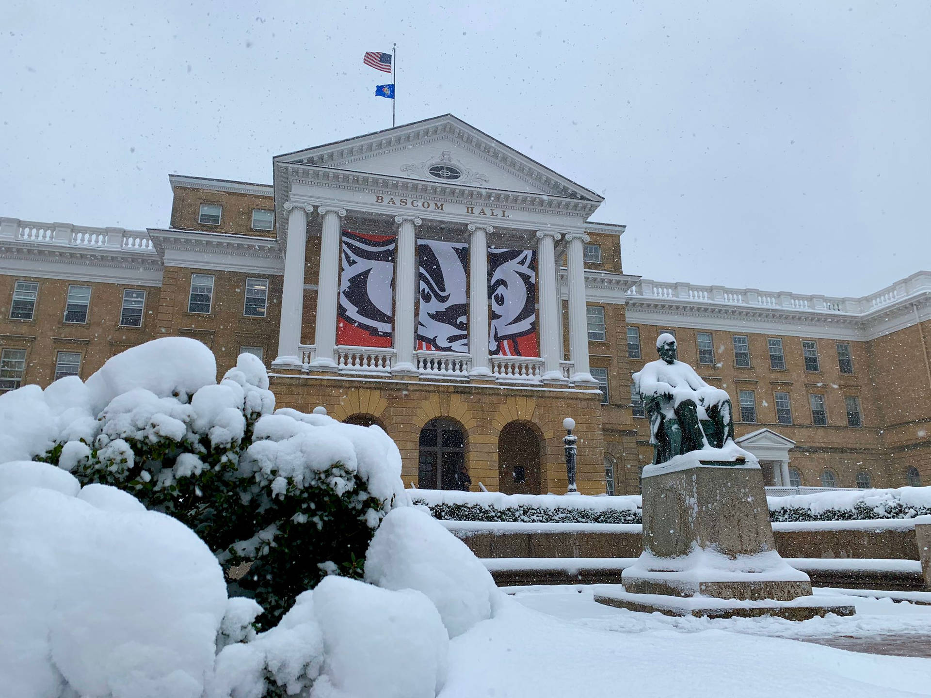Universidadde Wisconsin-madison Bascom Hall Con Nieve Fondo de pantalla