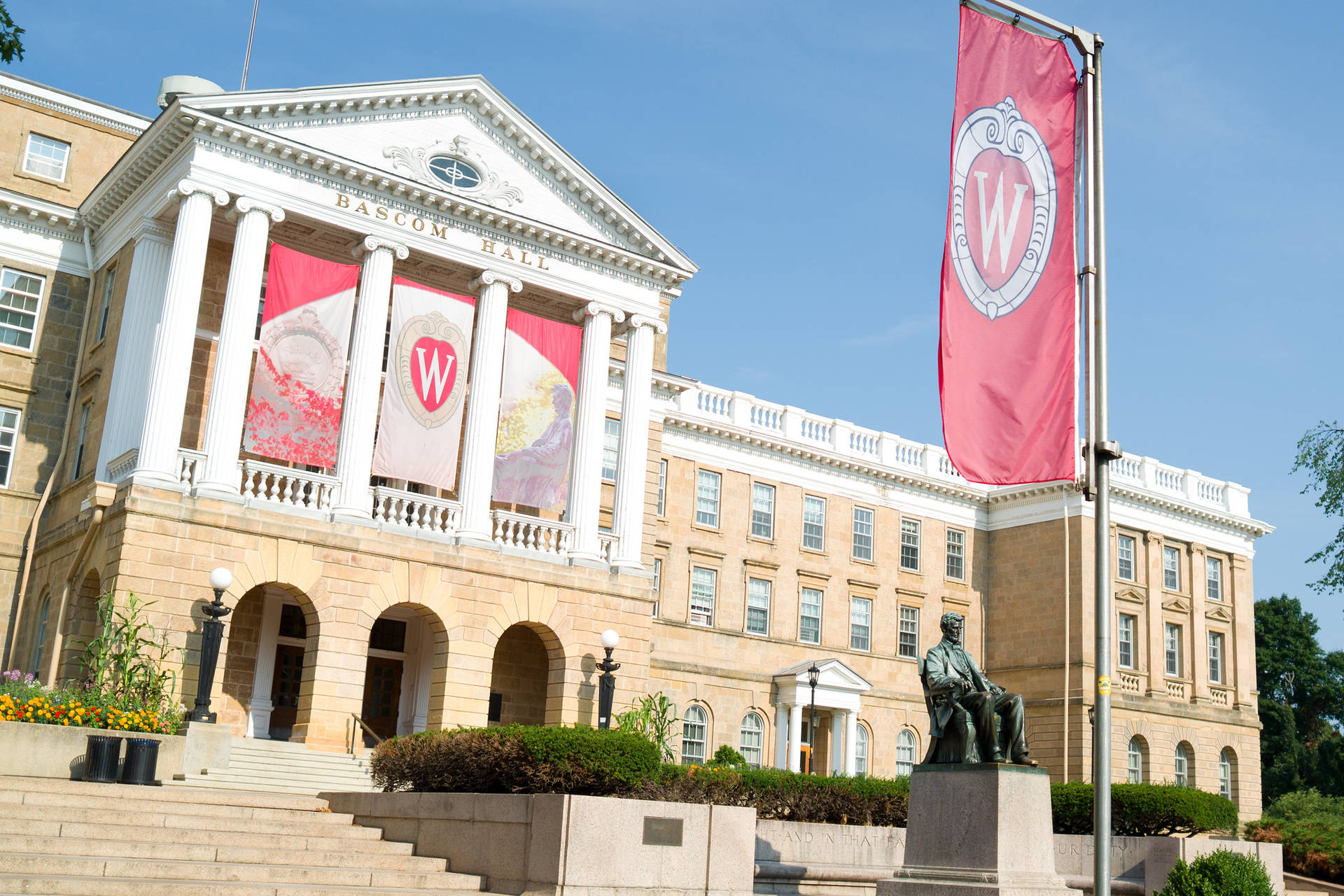 Universidadde Wisconsin-madison Con Bandera Rosa Fondo de pantalla