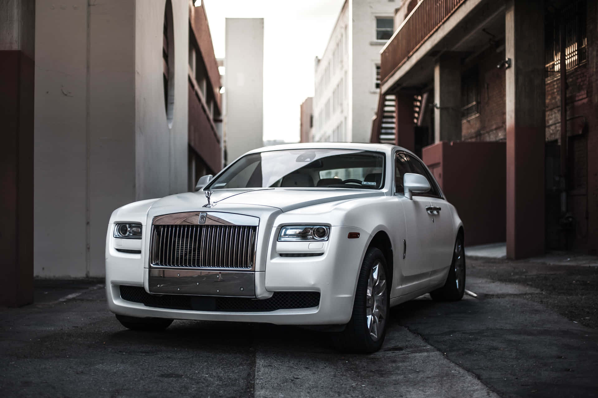 Unlujoso Rolls Royce Estacionado En Medio De Un Encantador Paisaje Natural.