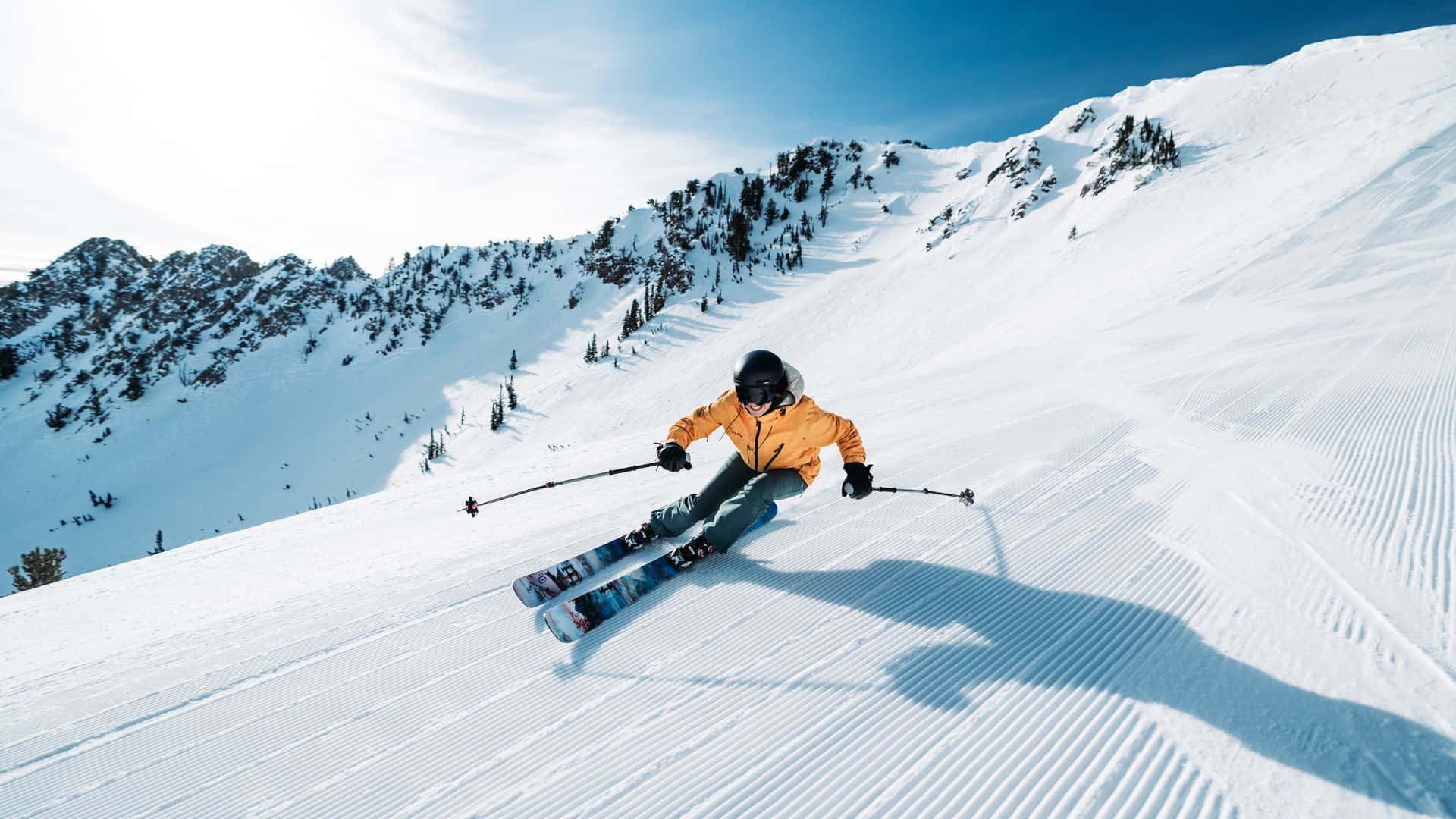 Unosciatore Che Si Fa Strada Lungo Una Pista Innevata Sulla Montagna, Con Uno Scenario Mozzafiato.