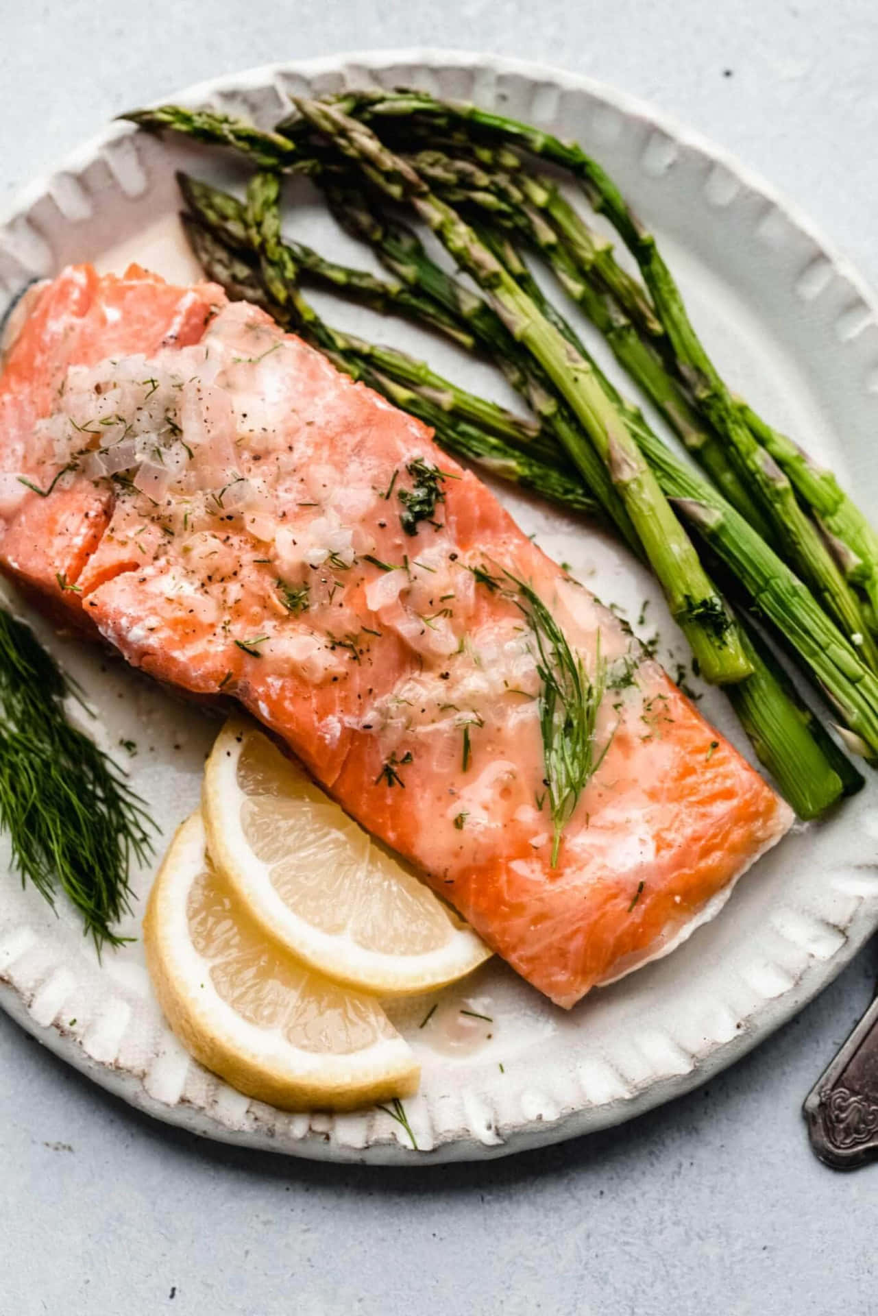 Unostupefacente Primo Piano Di Un Salmone Che Salta Fuori Da Un Fiume In Piena.