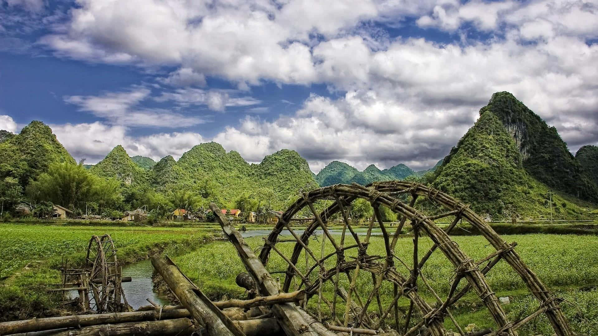 Unpanorama Mozzafiato Della Iconica Baia Di Ha Long In Vietnam.