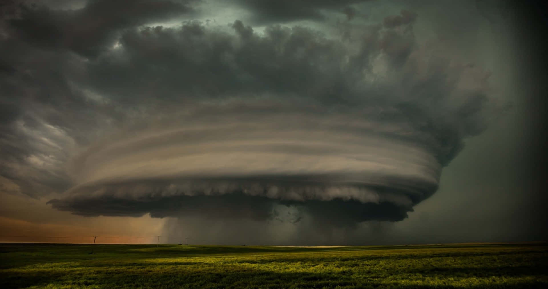 Unpoderoso Tornado Barriendo Un Paisaje Pintoresco.