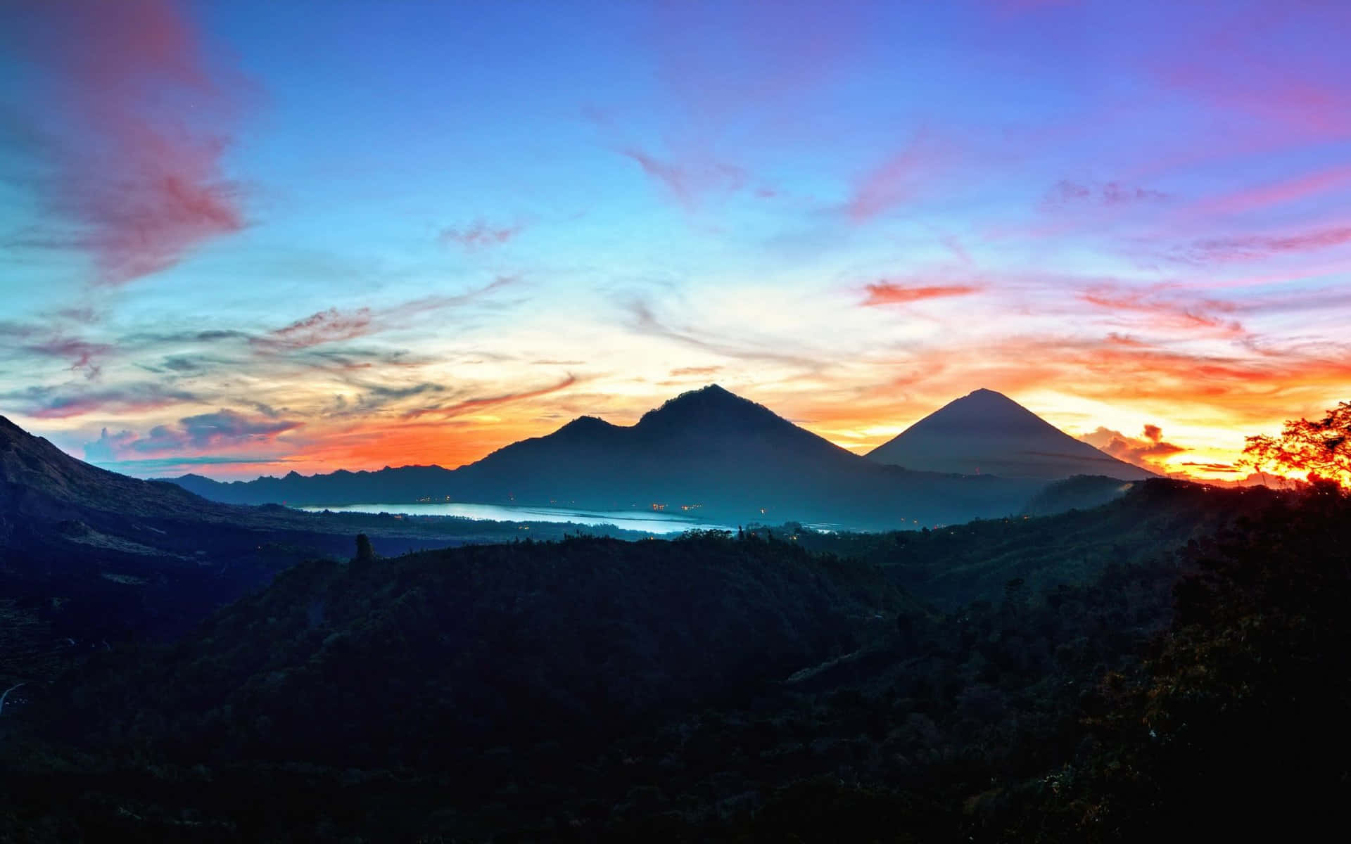 Unsereno Paesaggio Indonesiano Con Una Splendida Riflessione Del Tramonto Sui Campi Di Riso.