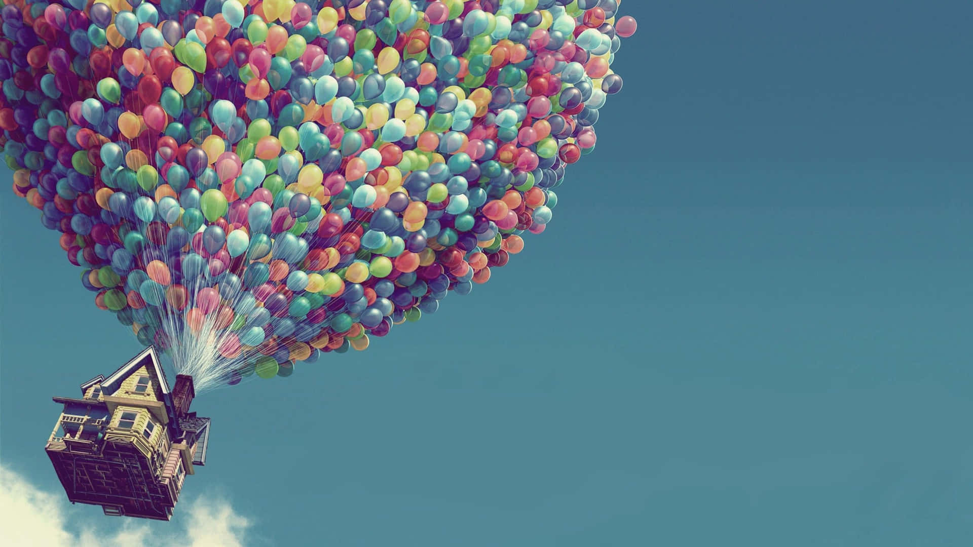Et hus med balloner der flyver i himlen Wallpaper