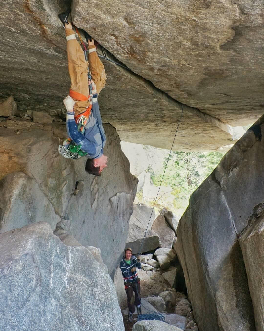 Upside Down Sport Climbing: Skab et dynamisk miljø af glæde og eventyr Wallpaper
