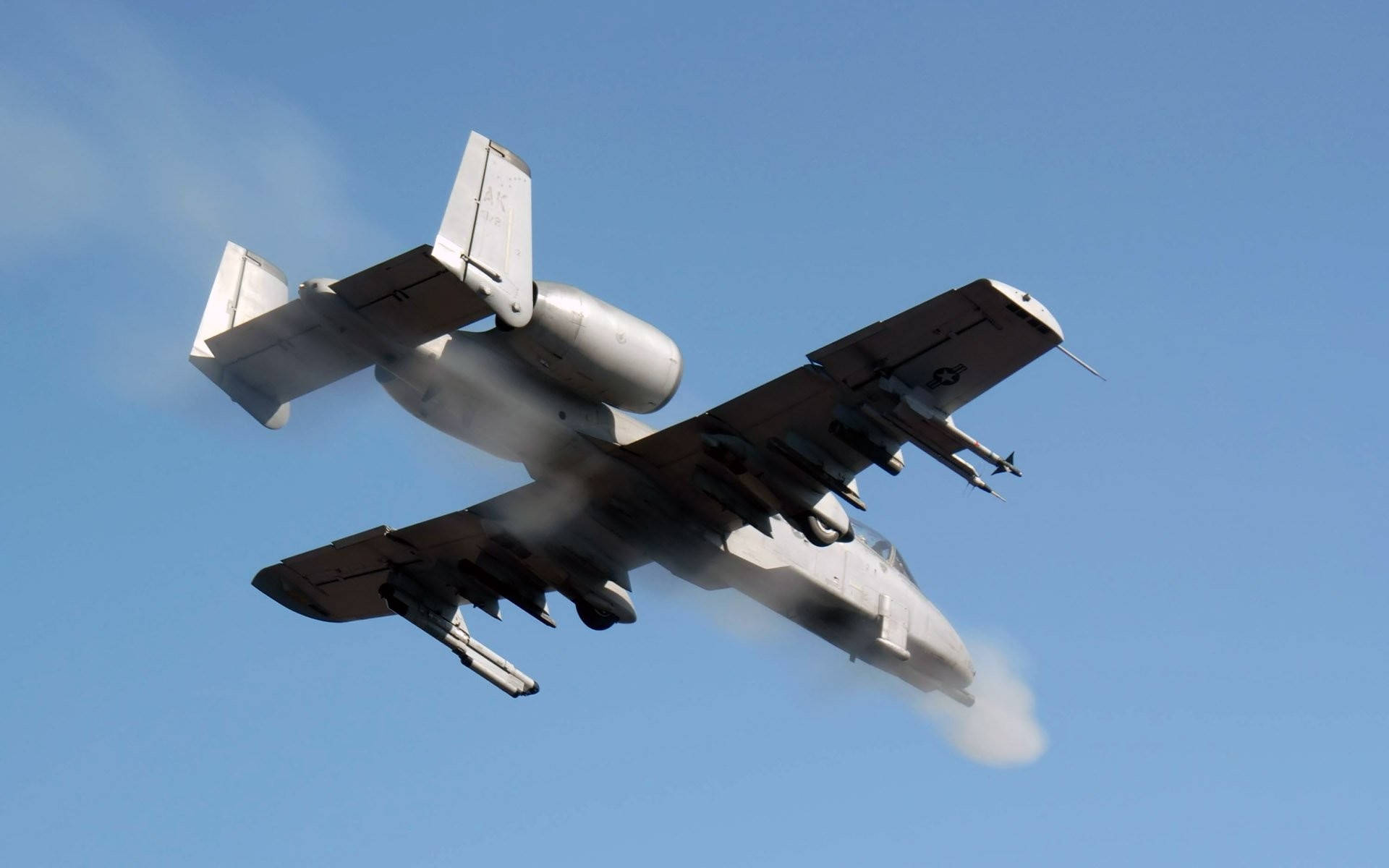 Den Amerikanska Flygvapnets A-10 Thunderbolt Ii Som Flyger Över Ett Bergsområde. Wallpaper