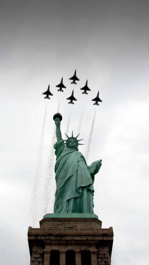 USA's Luftvåben Statue of Liberty himmel baggrund Wallpaper