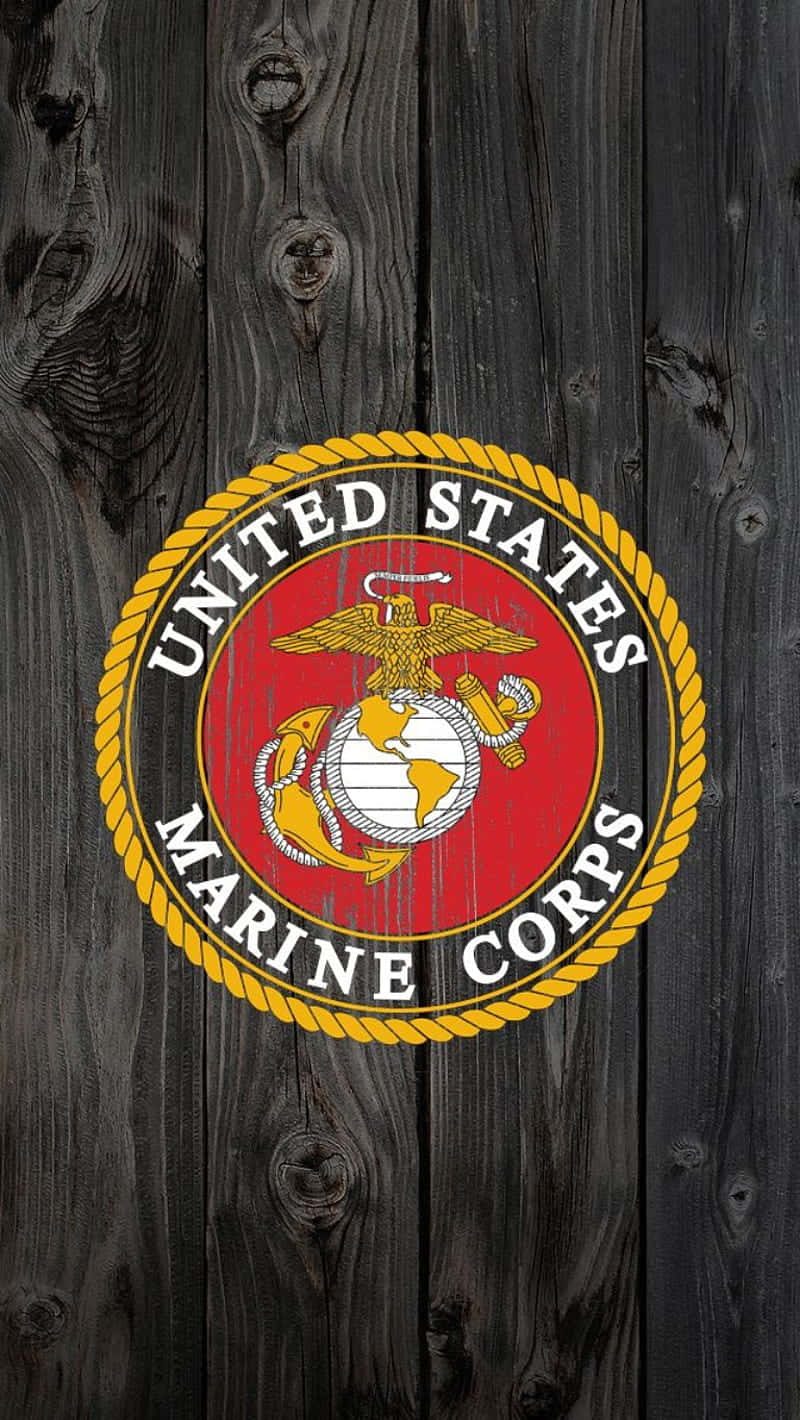 Logotipodel Cuerpo De Marines De Los Estados Unidos Sobre Un Fondo De Madera. Fondo de pantalla