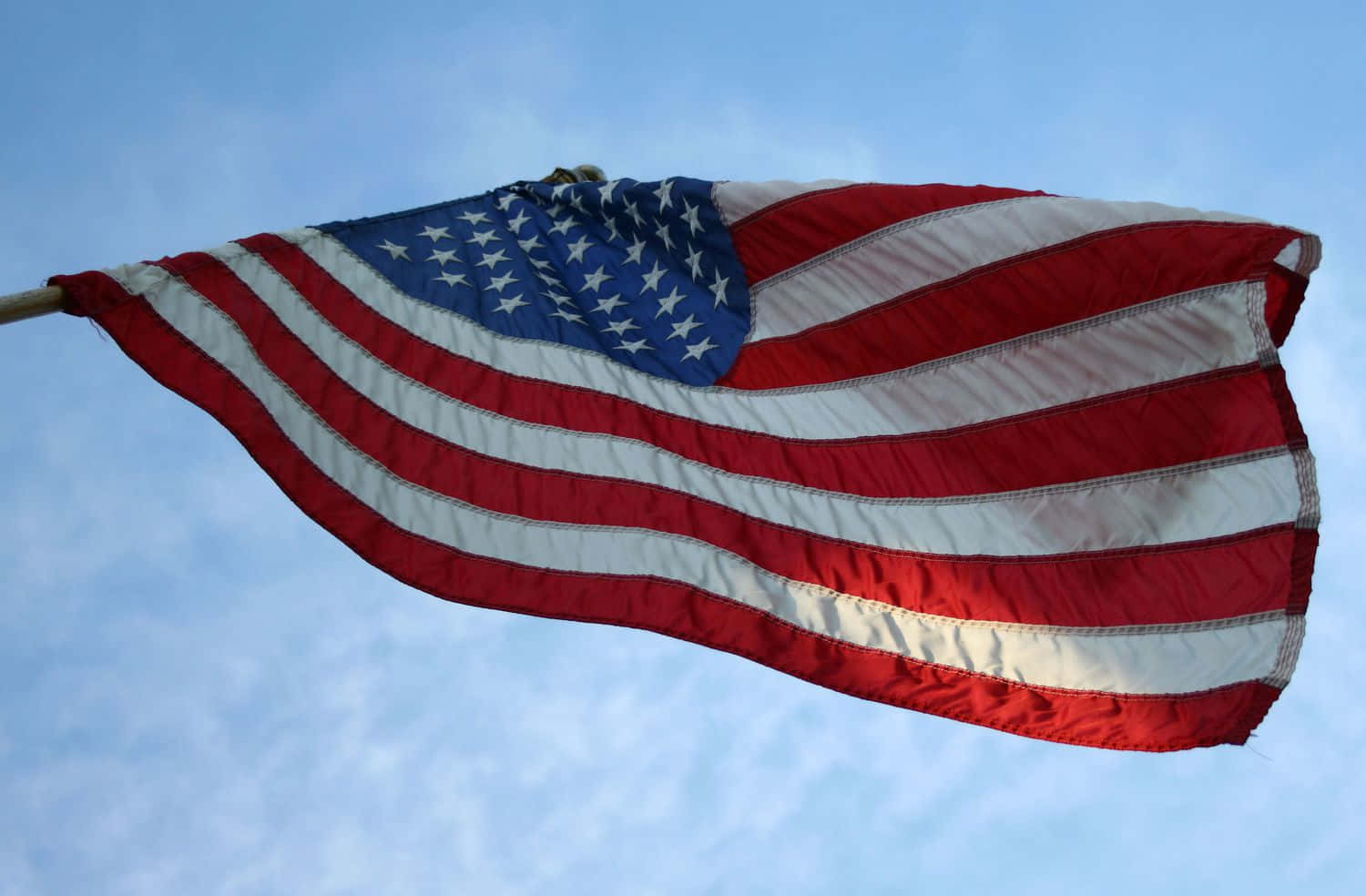 Eineamerikanische Flagge Weht Im Wind.