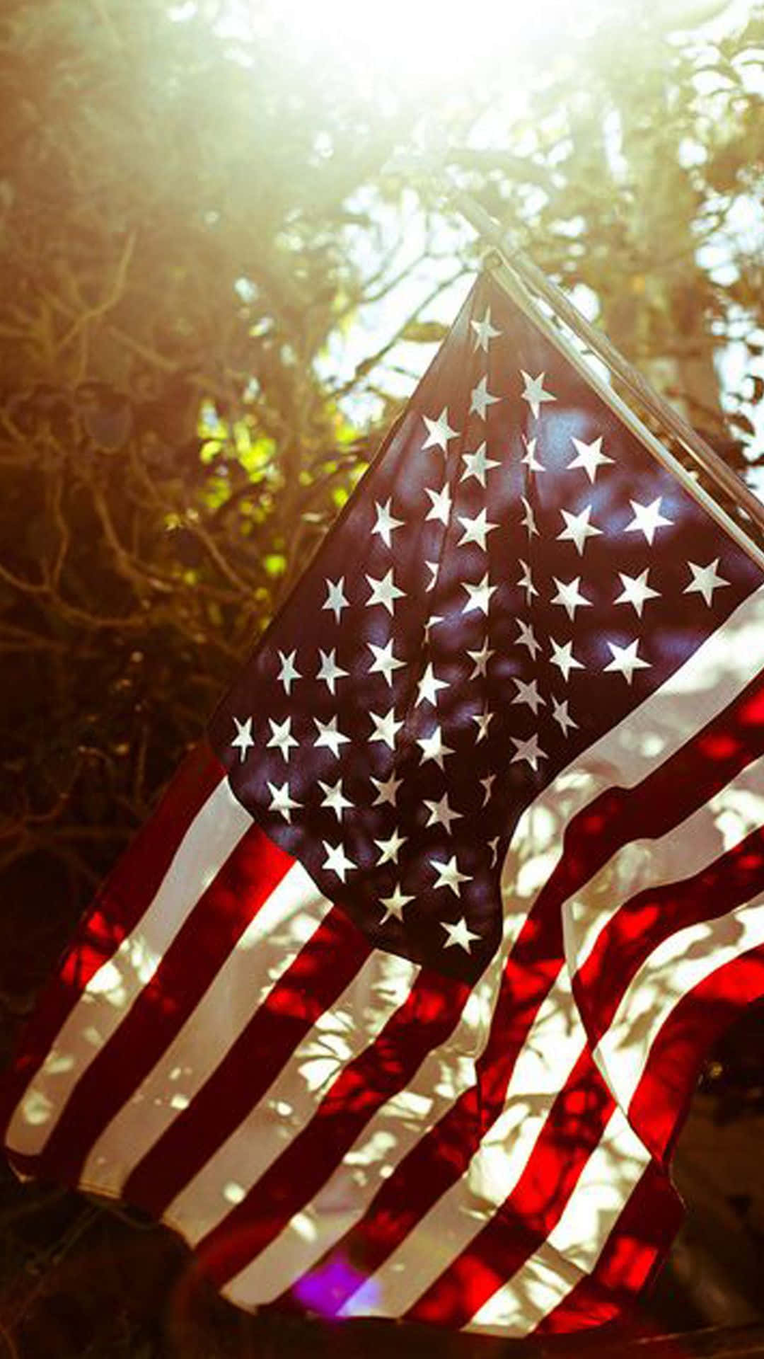 Et amerikansk flag flyver i solen Wallpaper