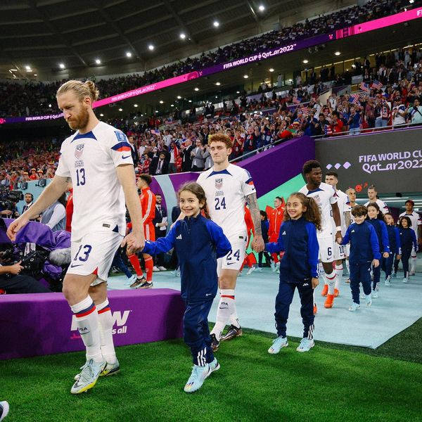 Usa National Football Team Grand Entrance With Children Wallpaper