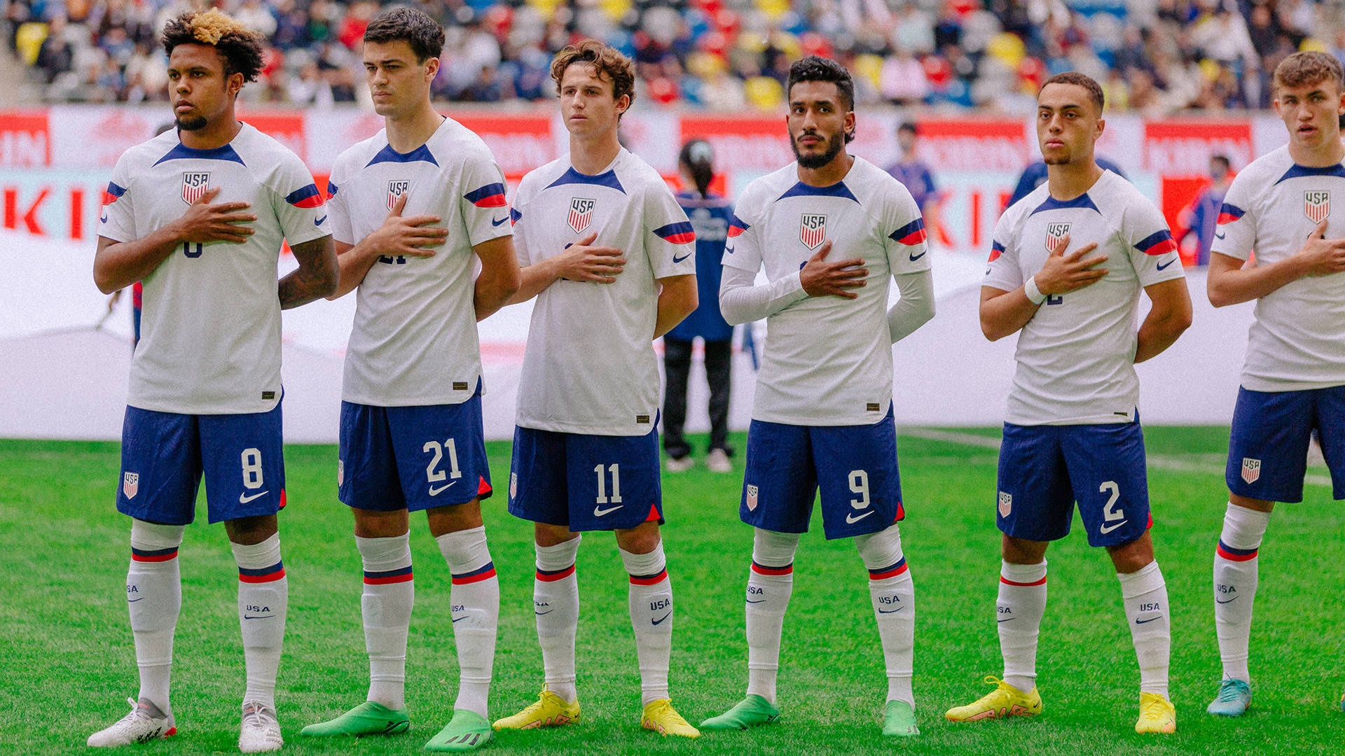 Selecciónnacional De Fútbol De Estados Unidos Cantando El Himno Nacional. Fondo de pantalla