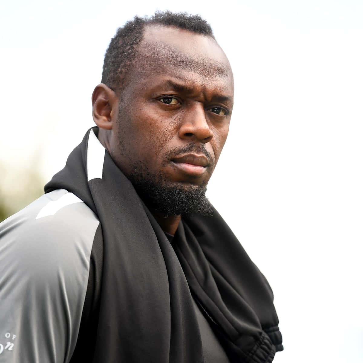 Usain Bolt lave en alvorlig udtryk på dit tapet. Wallpaper