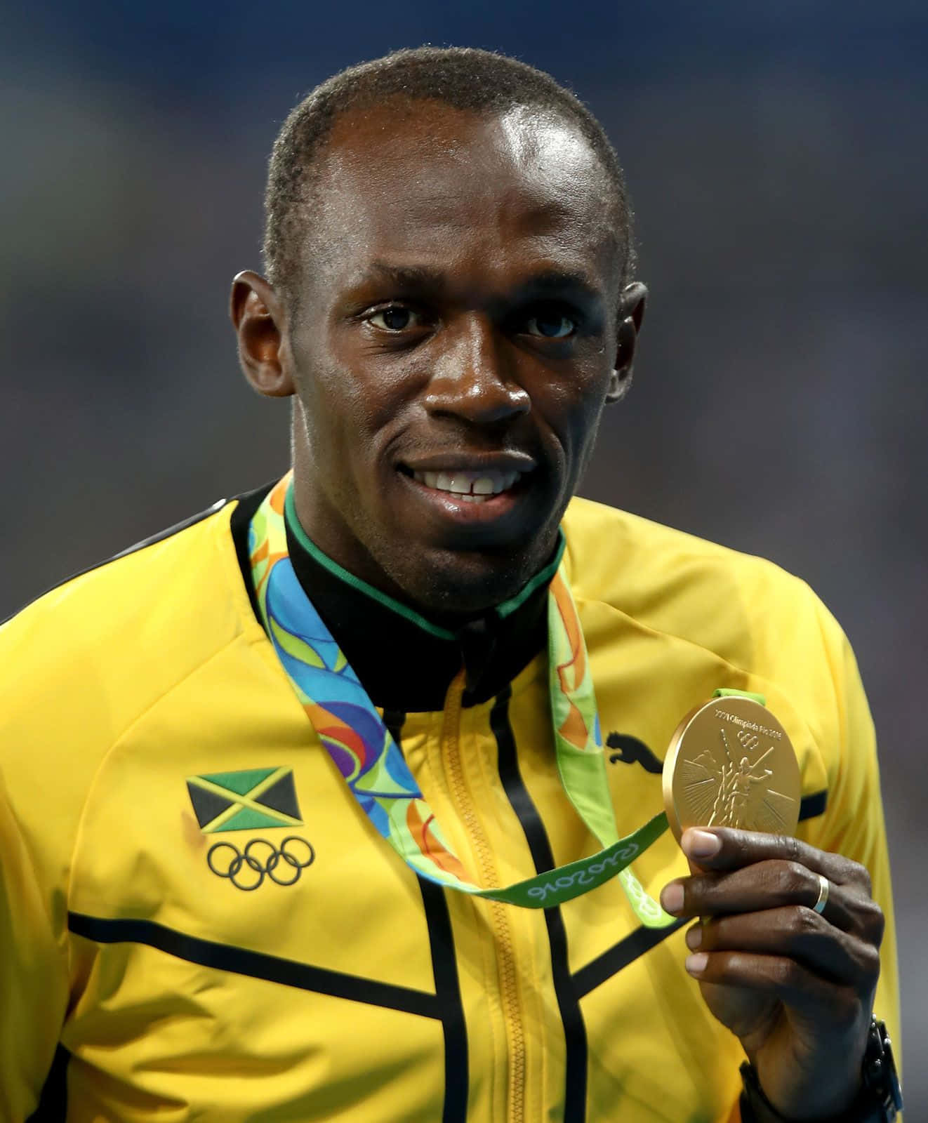 Usainbolt Ler Med Sin Medalj. (this Can Be Used As A Description Of A Computer Or Mobile Wallpaper Featuring An Image Of Usain Bolt Smiling With His Medal.) Wallpaper