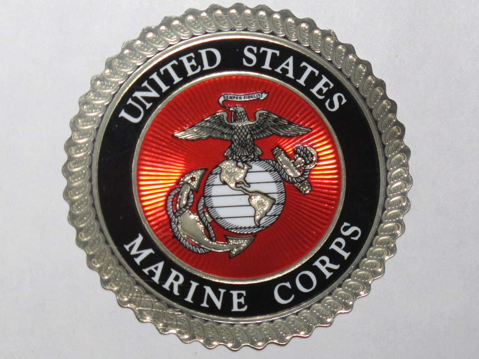 En stolt US Marine står højt i sin uniform. Wallpaper