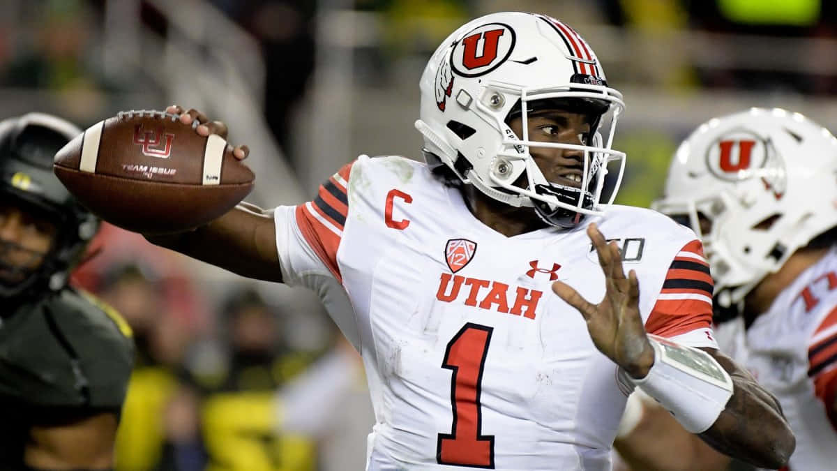 Quarterback De L'utah Lançant Le Football Fond d'écran