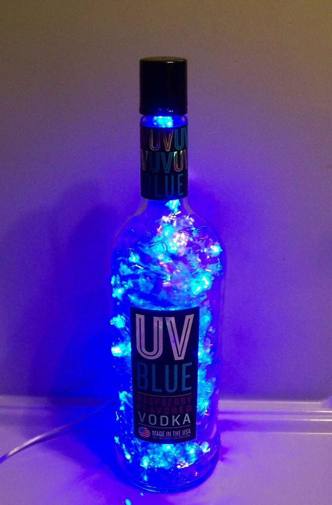 Uv Vodka Blue Twinkle Light tekstur: Giv din skærm et pulserende glød med denne blå shiny tekstur. Wallpaper